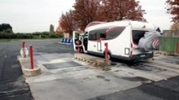 Regułą w wypożyczalniach jest, że w tzw. sezonie wysokim (na pewno w okresie wakacyjnym) zapłacimy więcej niż w tzw. sezonie niskim. Obojętnie kiedy, przy długich okresach najmu (np. powyżej tygodnia) możemy liczyć na możliwość negocjacji cen czy brak opłat serwisowych - zdjęcie 3
